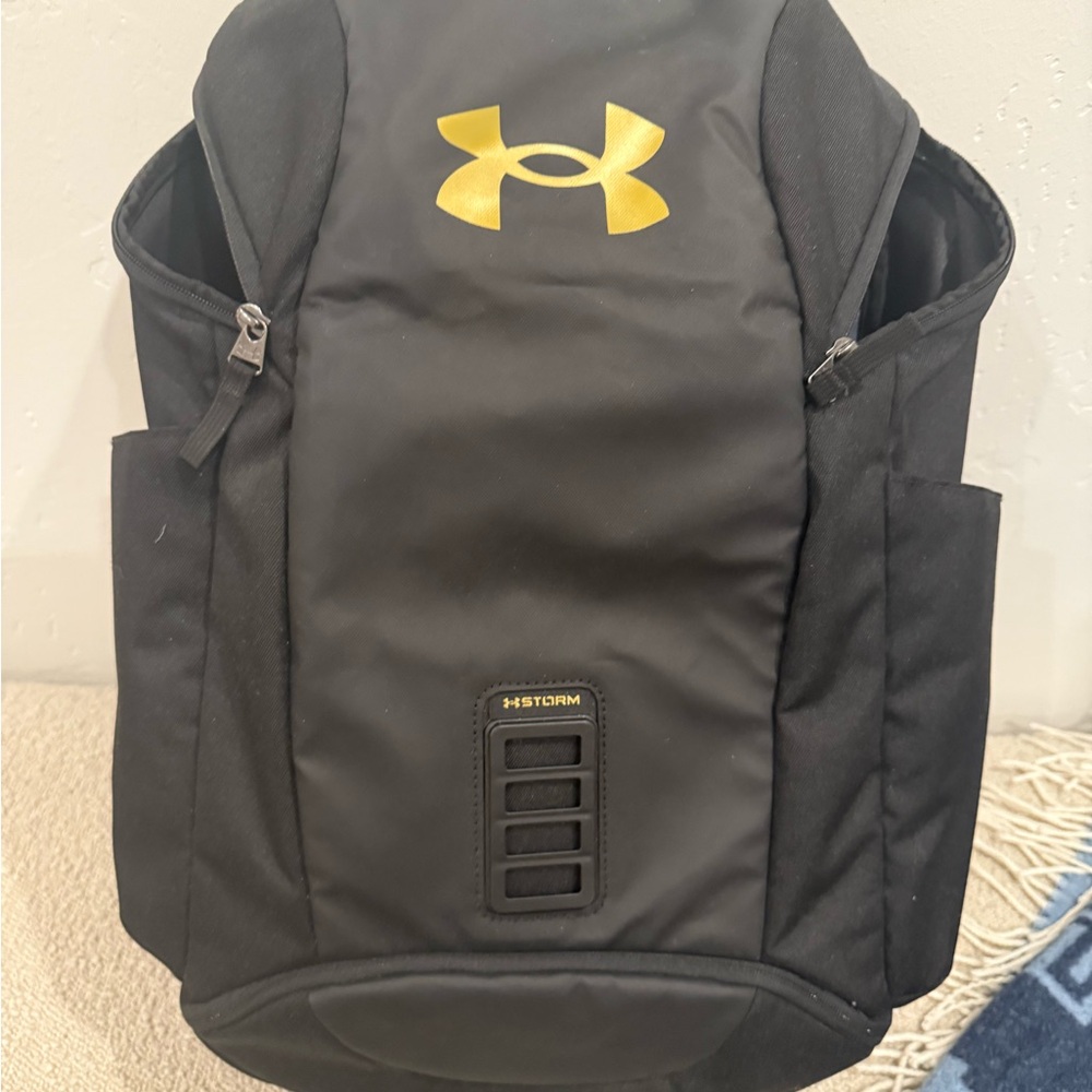 Under Armour Men's Backpack in Black with Gold Logo - Picture 4 of 6